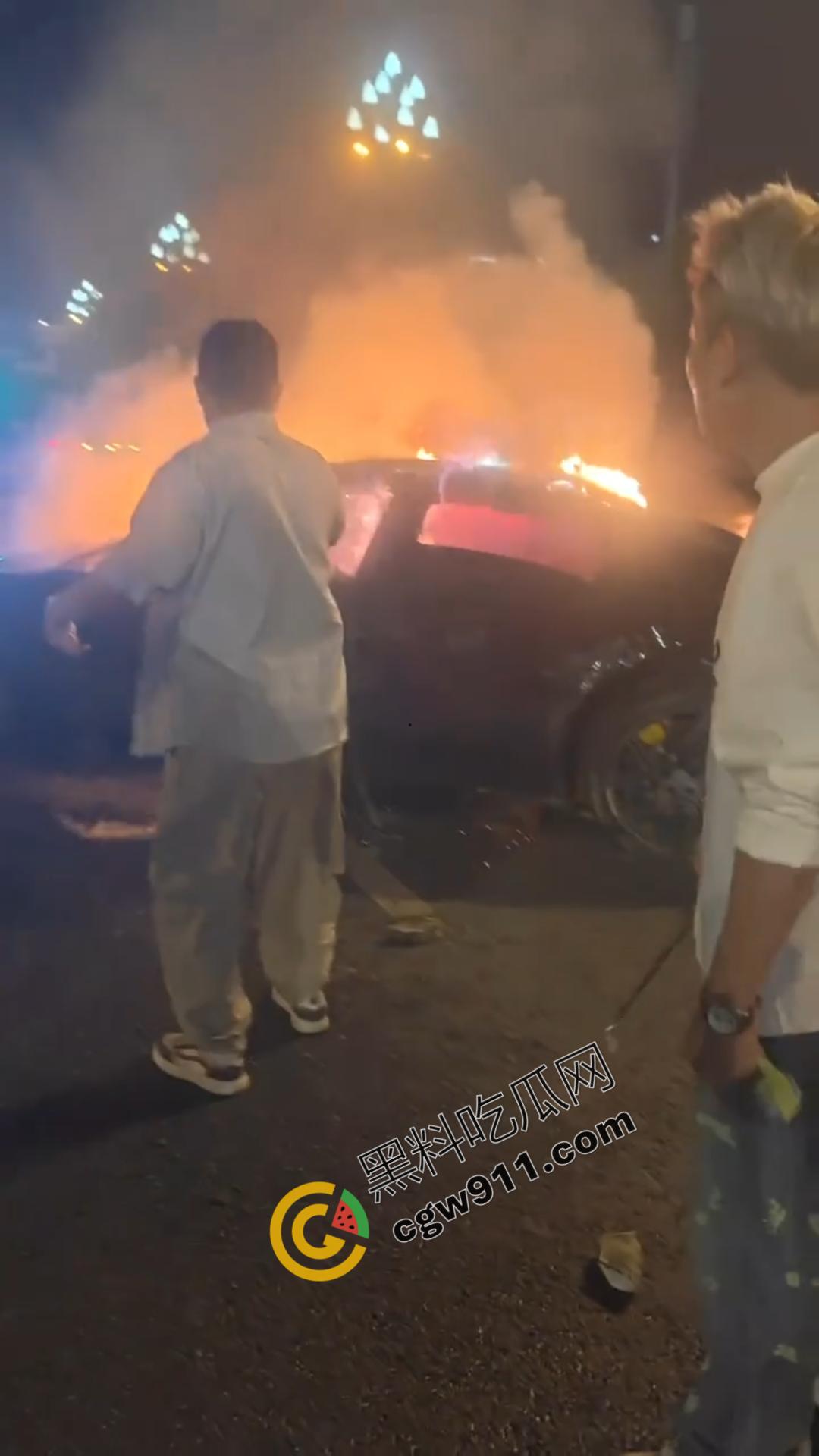 成都天府大道惊魂夜:醉酒小米SU7车主酒驾撞绿化带,瞬间火光冲天,车主活活烧死,雷军粉丝掉粉29万-4