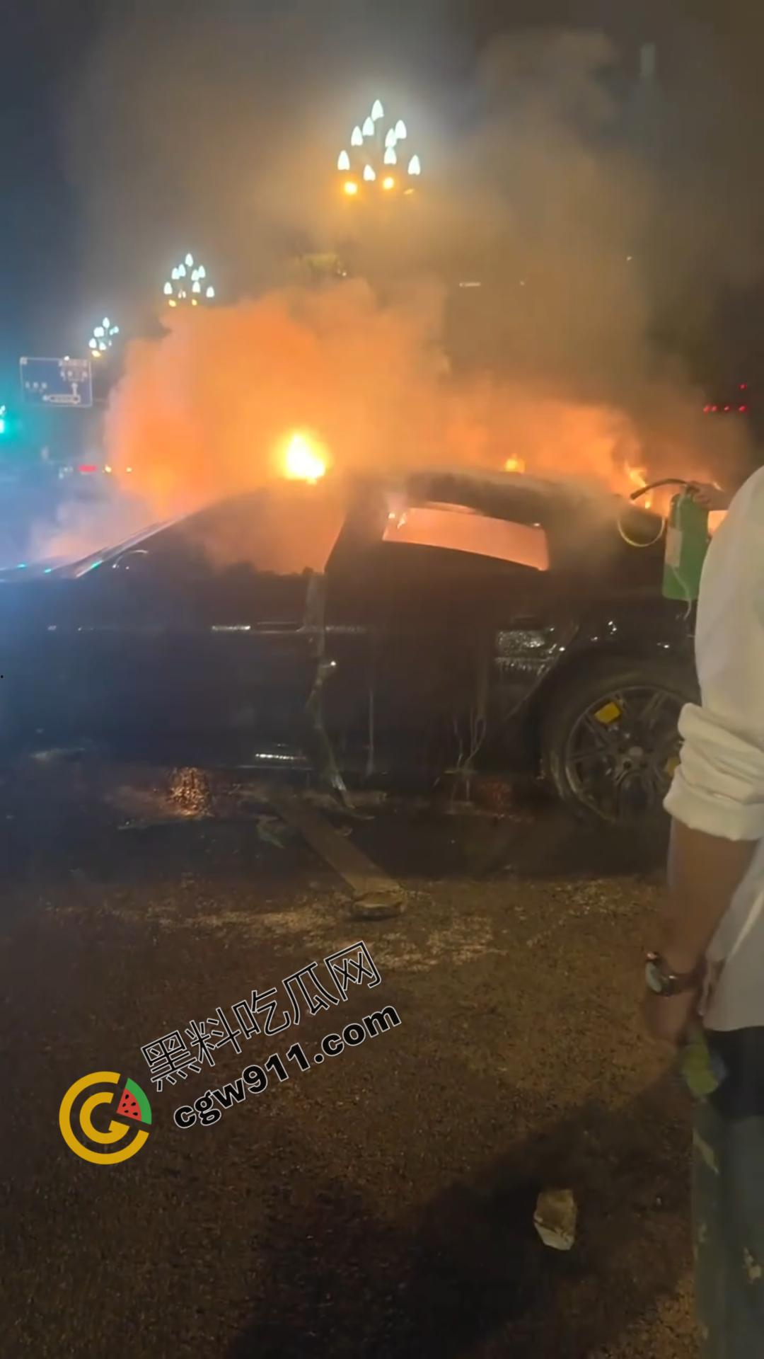 成都天府大道惊魂夜:醉酒小米SU7车主酒驾撞绿化带,瞬间火光冲天,车主活活烧死,雷军粉丝掉粉29万-5