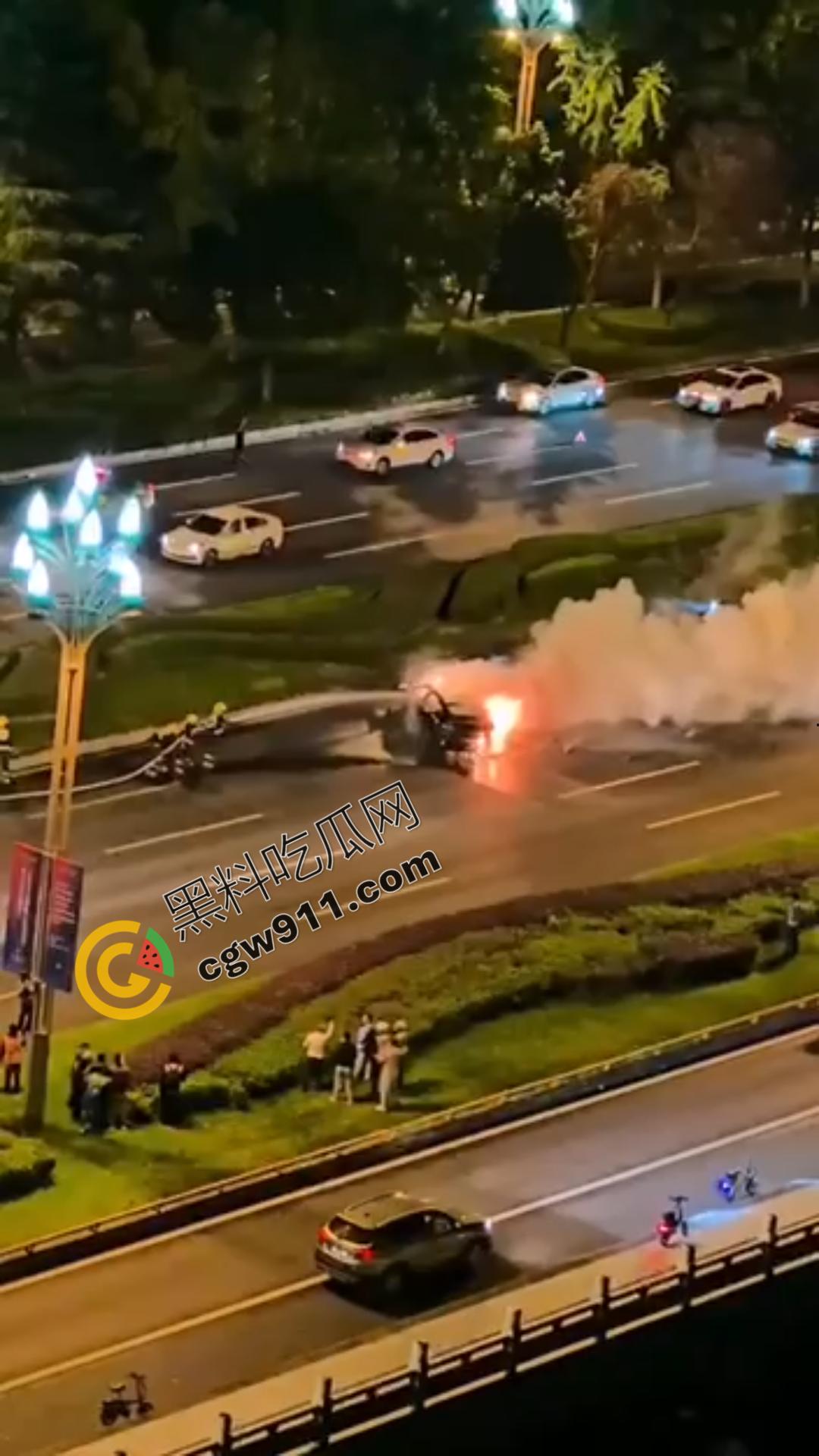 成都天府大道惊魂夜:醉酒小米SU7车主酒驾撞绿化带,瞬间火光冲天,车主活活烧死,雷军粉丝掉粉29万-7