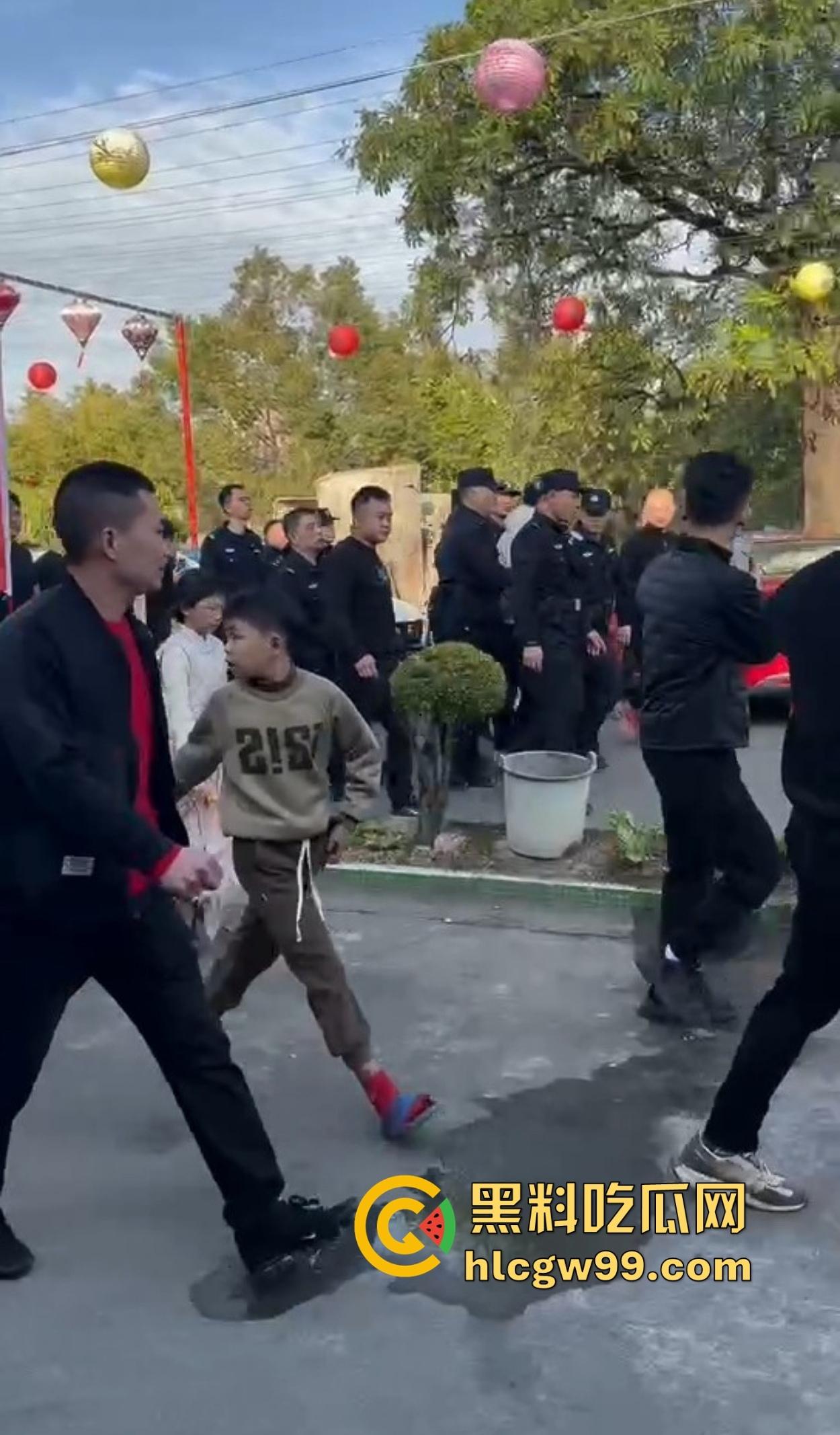 潮汕男子飙车狂言车300万撞死人保险赔，结果被英歌队打到脑震荡，现在出院嚷嚷黑势力又被围了！-11