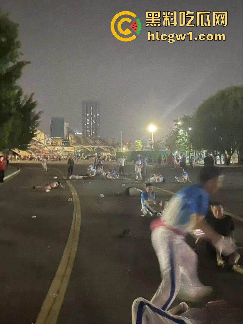 广东珠海体育场一男子突然发狂开车冲撞众人 多人惨遭碾压 血腥现场视频流出 死了一大片？-29