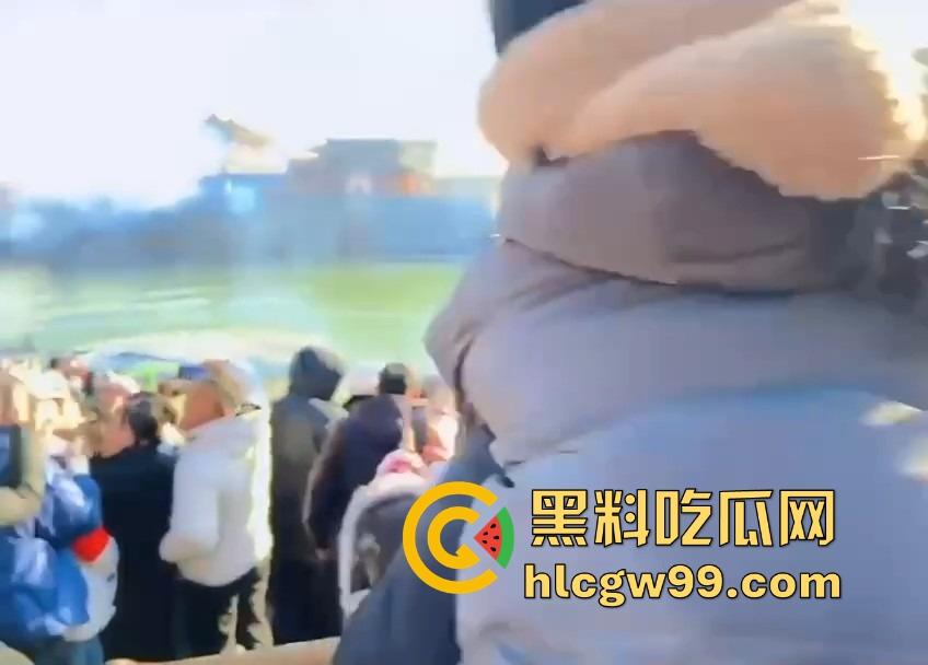 河南开封万岁山奇观,一边是水炮大战,一边是三女互撕扯头发,围观群众看懵到底该看哪个?-3