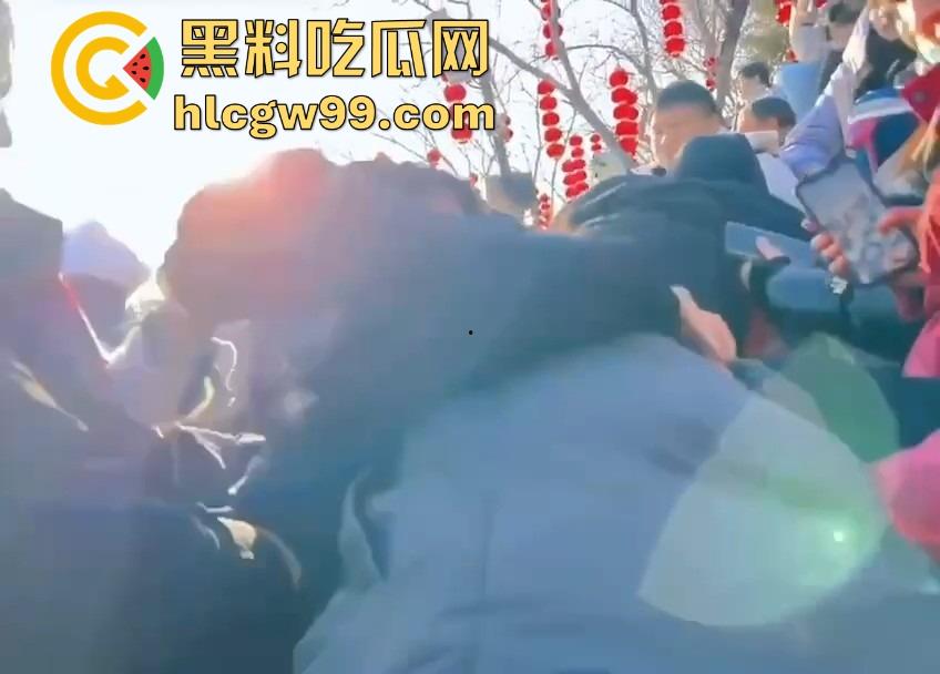 河南开封万岁山奇观,一边是水炮大战,一边是三女互撕扯头发,围观群众看懵到底该看哪个?-4