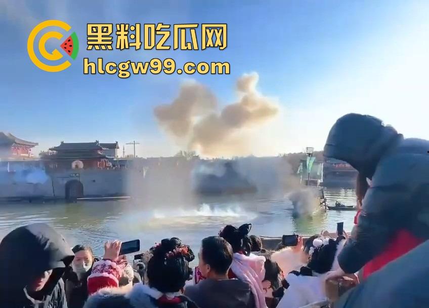 河南开封万岁山奇观,一边是水炮大战,一边是三女互撕扯头发,围观群众看懵到底该看哪个?-5