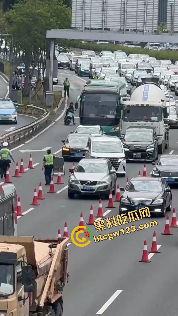 深圳蛇皮摩托哥逆天操作，10个交警围捕失败，全程像跳广场舞，帽子叔叔被耍成陀螺！-5