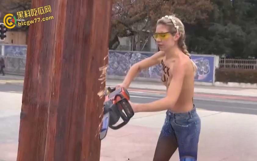 活动人士在联合国日内瓦办事处前举行反俄集会，裸女现身手持电据损坏纪念碑！-7