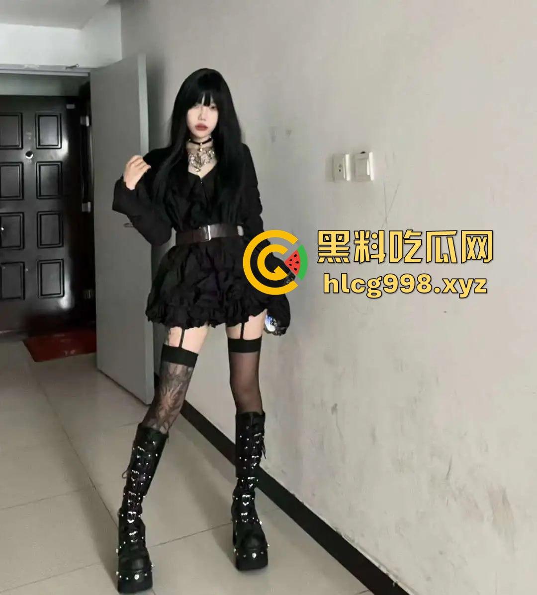 花臂精神小妹原来这么猛！探花爆日完她还不够，朋友圈爆料：一天不被操就要自己冲两次！-12