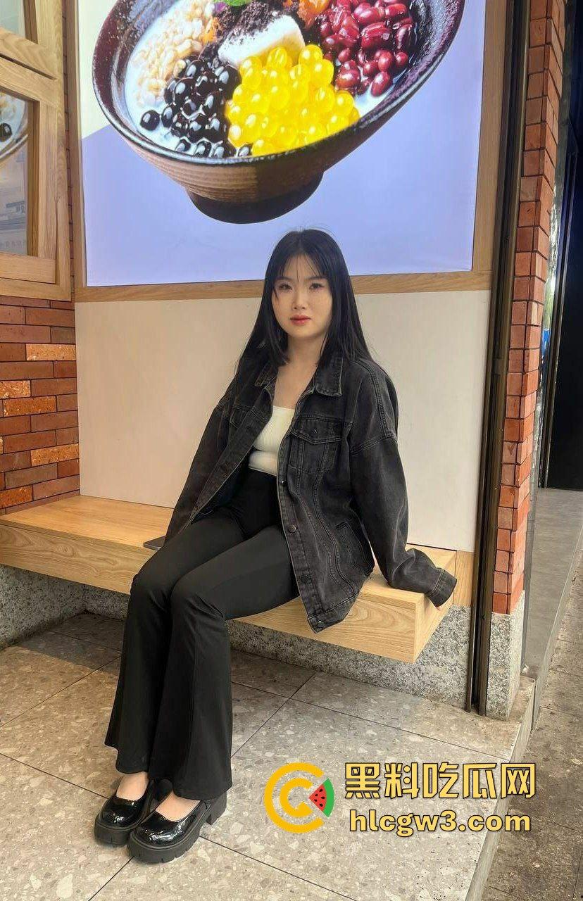 勾搭学设计的骚妹子,最刺激的竟是她一边上班一边干口活足交都尝试过,爽到不行!-9