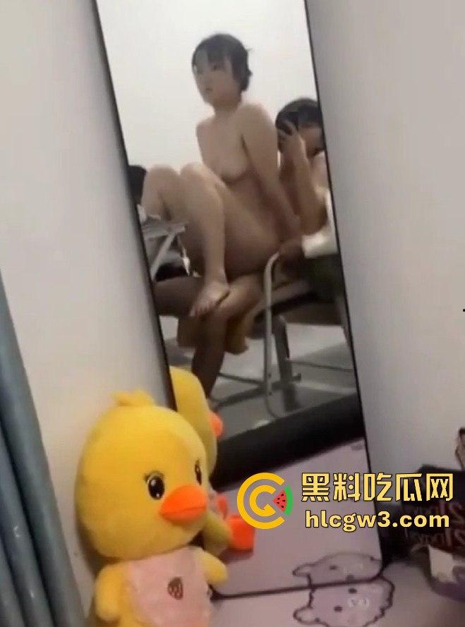 勾搭学设计的骚妹子,最刺激的竟是她一边上班一边干口活足交都尝试过,爽到不行!-12