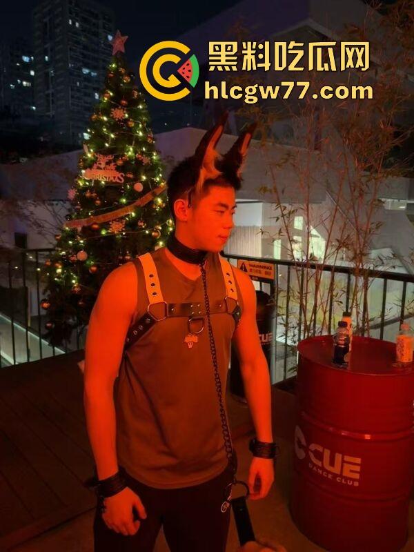 抖音热搜!广州某通讯录酒吧门 三人酒后互吃原视频来袭 三个男的大街上口 两个喝醉0给1口 内容炸裂!-14