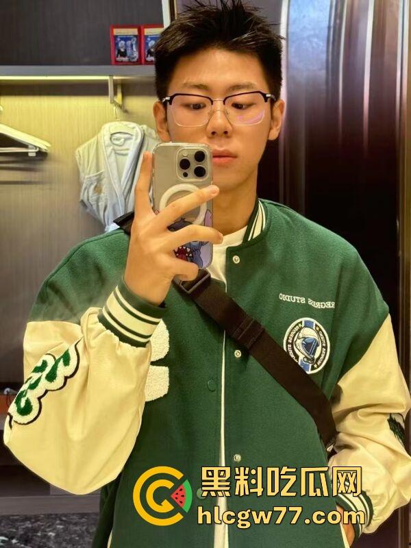 抖音热搜!广州某通讯录酒吧门 三人酒后互吃原视频来袭 三个男的大街上口 两个喝醉0给1口 内容炸裂!-16