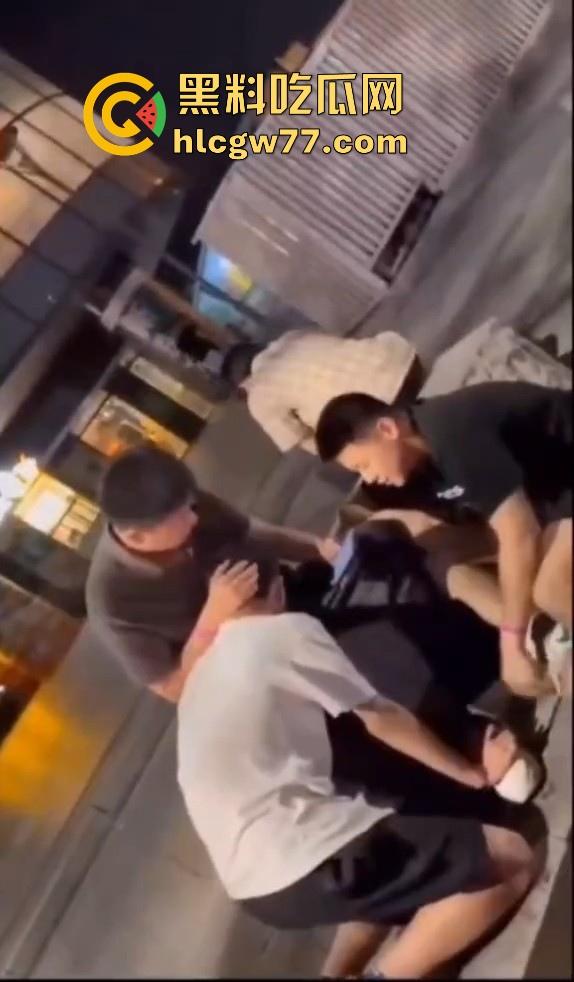 抖音热搜!广州某通讯录酒吧门 三人酒后互吃原视频来袭 三个男的大街上口 两个喝醉0给1口 内容炸裂!-18
