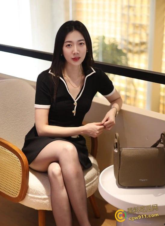 推开厕所门想洗澡,看到真空开档丝袜短裙的小姨,厕所主动勾引跪地口交,瑜伽垫上被后入无套内射 !-2