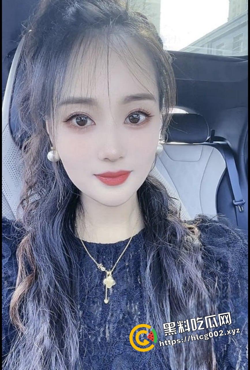 抖音网红『薇儿』直播间惊人一幕：穿着短裙真空无内站着放尿 竟装满一大盆！11-6