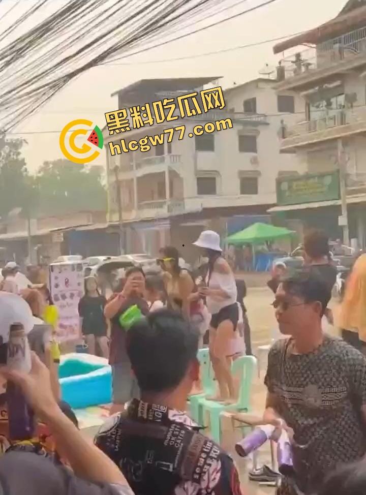 柬埔寨泼水节炸裂 绿框眼镜白奶极品妹子当街脱奶罩裸舞 巨乳摇爆全场 活菩萨级骚到飞起！-1