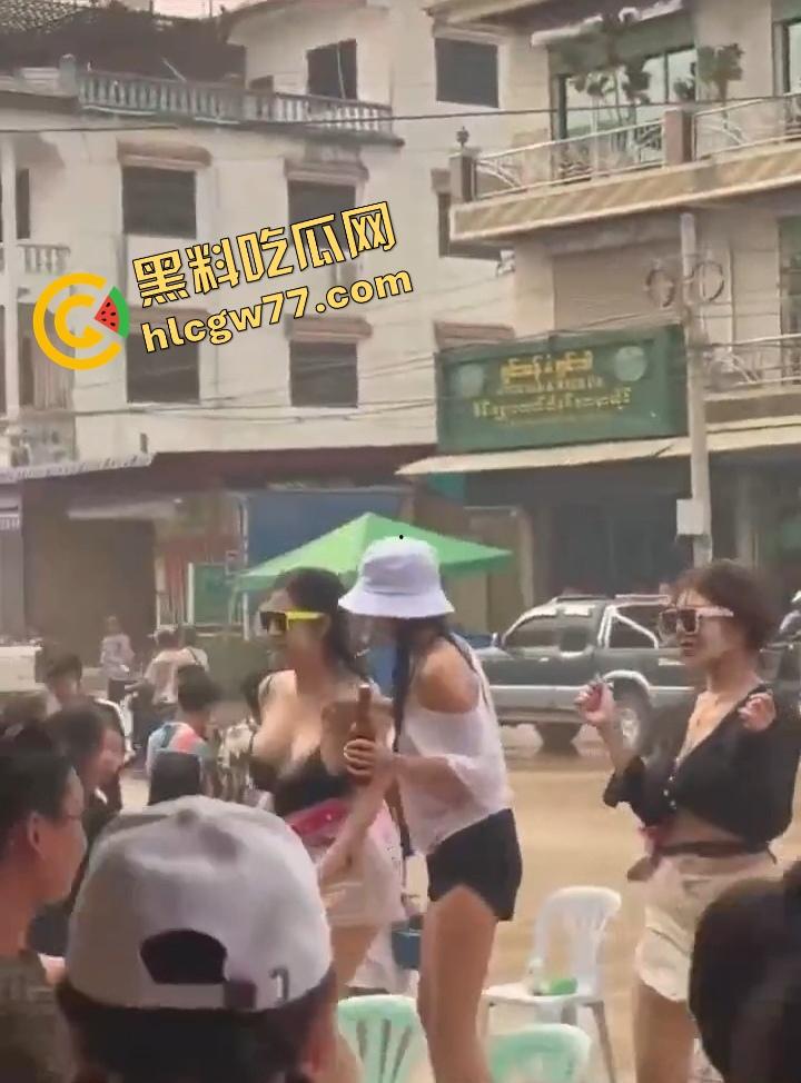 柬埔寨泼水节炸裂 绿框眼镜白奶极品妹子当街脱奶罩裸舞 巨乳摇爆全场 活菩萨级骚到飞起！-7