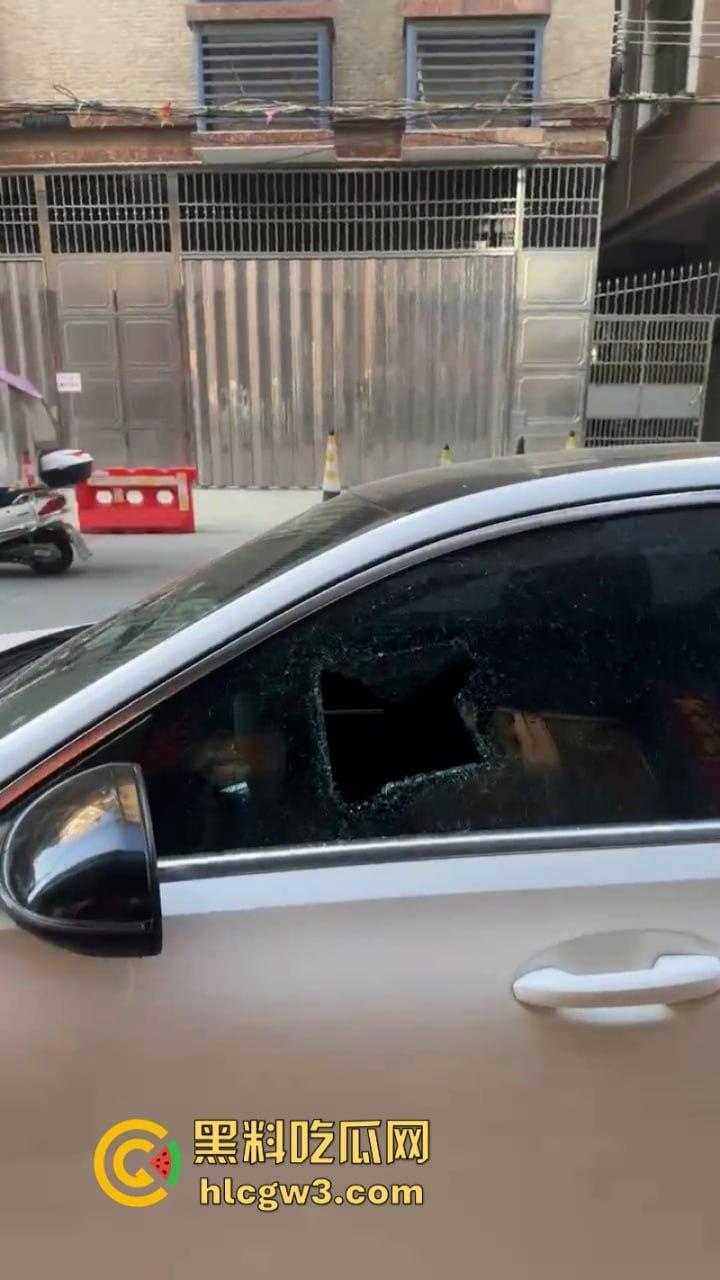 潮汕花臂精神小伙 为赚快钱偷东西被抓 摁倒地上一顿揍-1