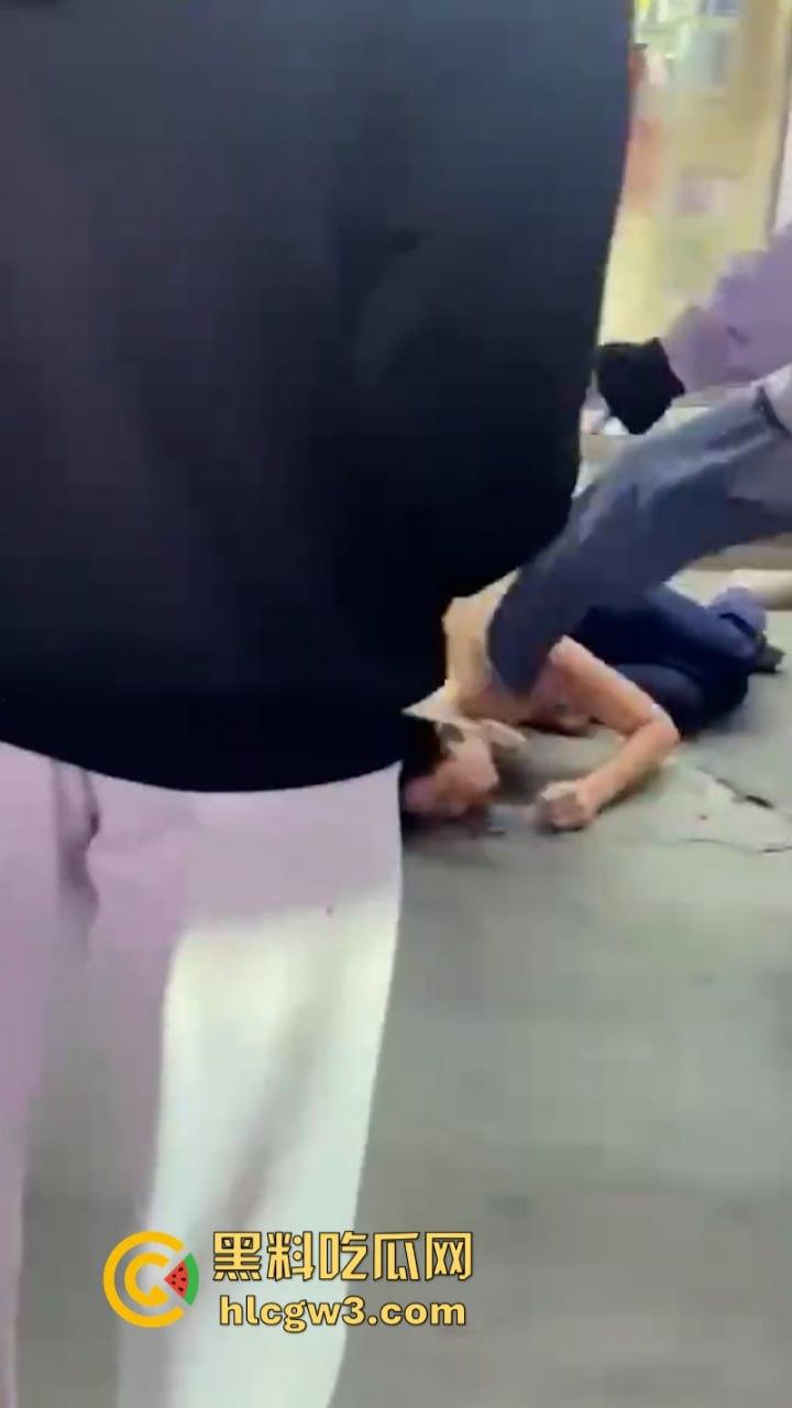 潮汕花臂精神小伙 为赚快钱偷东西被抓 摁倒地上一顿揍-3