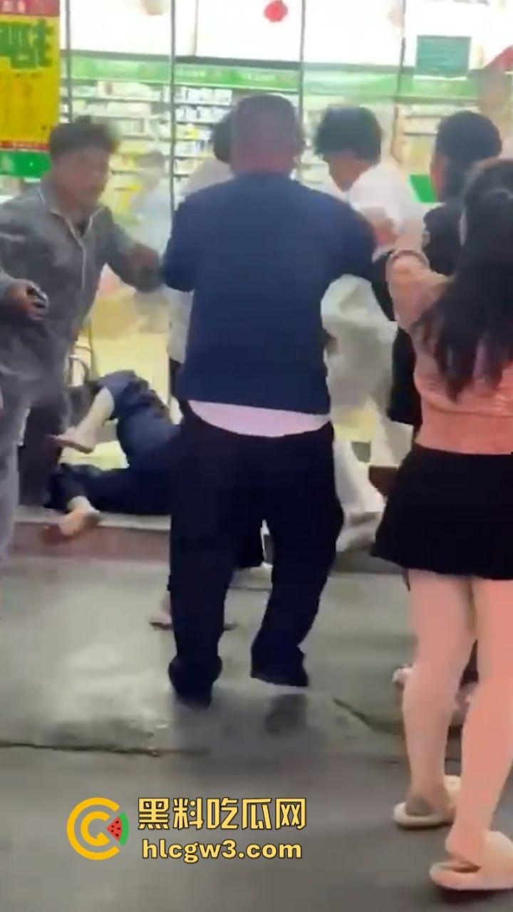 潮汕花臂精神小伙 为赚快钱偷东西被抓 摁倒地上一顿揍-6