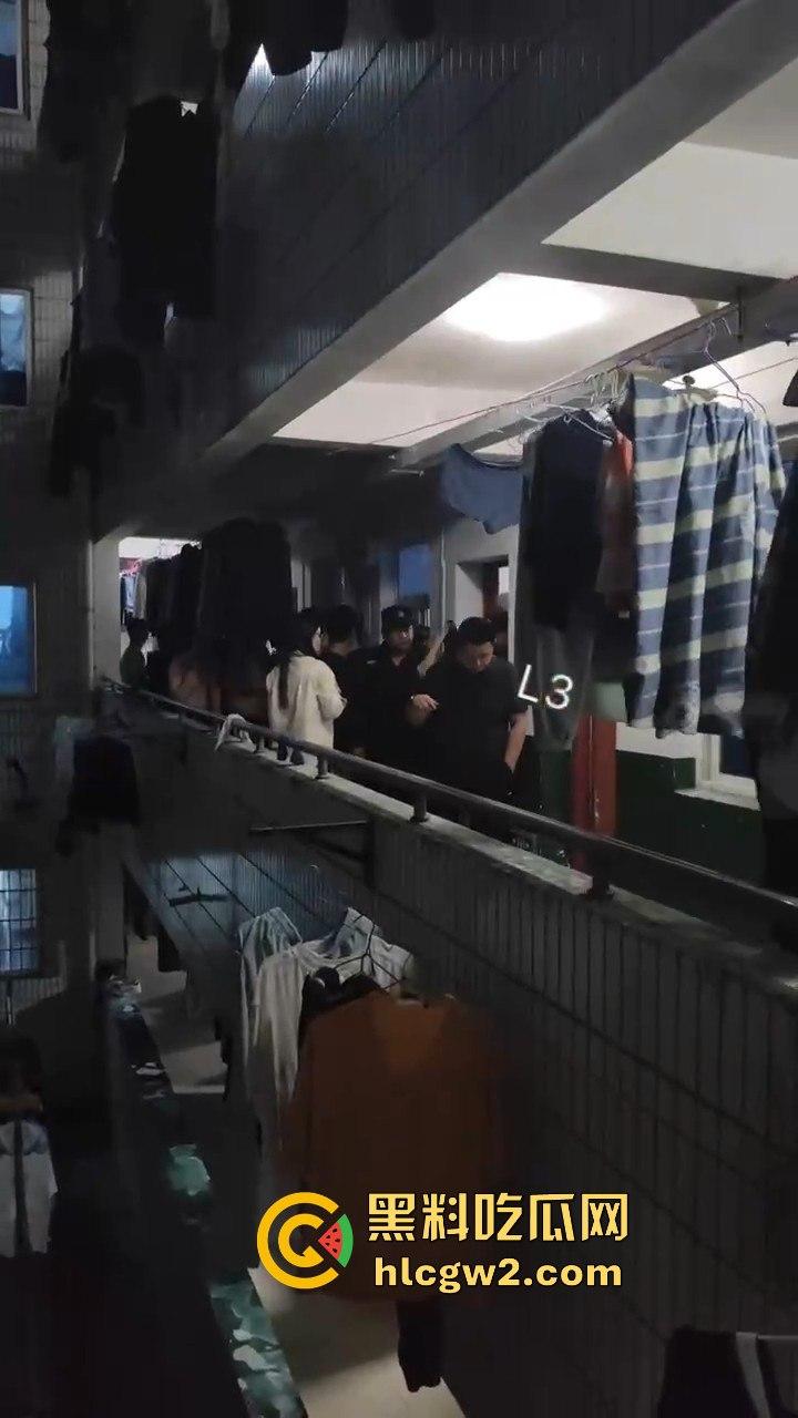 男生居然偷拍男生洗澡给女友看?长沙高校男寝惊现奇葩操作 真的是活久见!-7