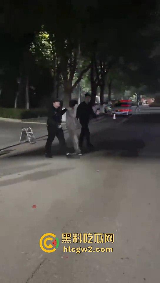 男生居然偷拍男生洗澡给女友看?长沙高校男寝惊现奇葩操作 真的是活久见!-8