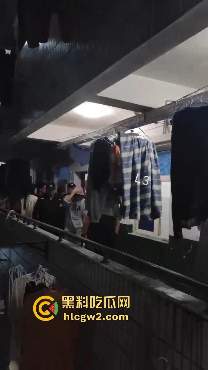 男生居然偷拍男生洗澡给女友看?长沙高校男寝惊现奇葩操作 真的是活久见!-9