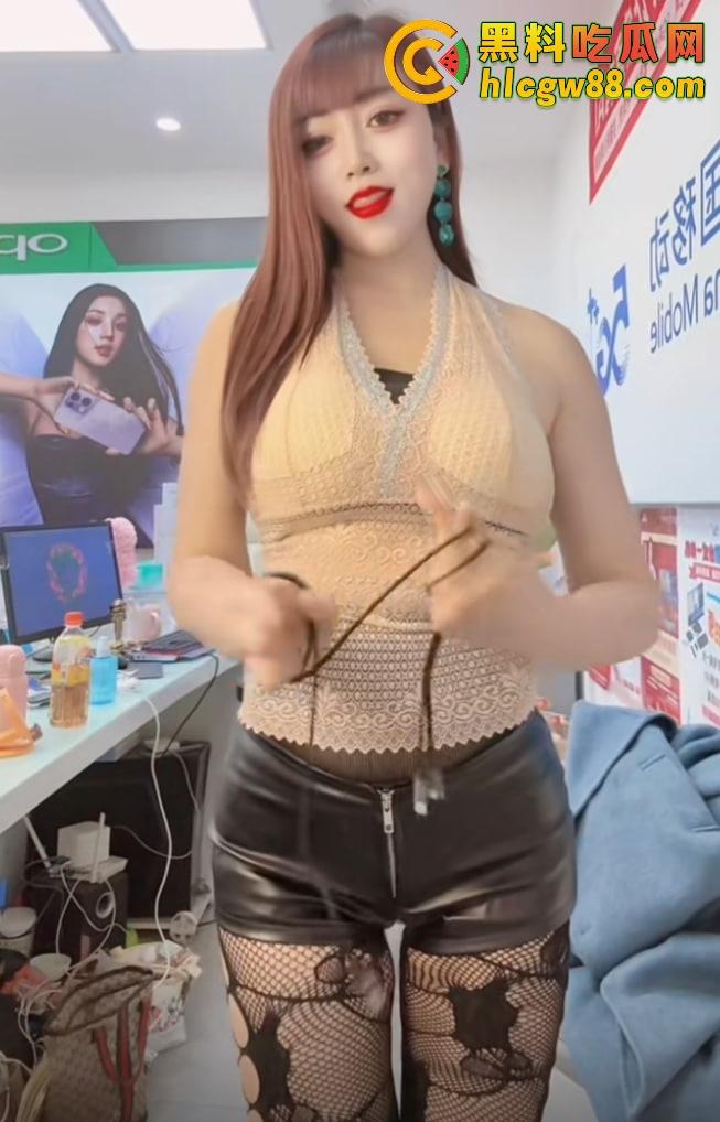 河南商丘移动熟妇『L~ye』直播丝袜勾人不卖业务,黑丝爬地被大哥调教,大哥带假鸡巴增粗套爆操!-3