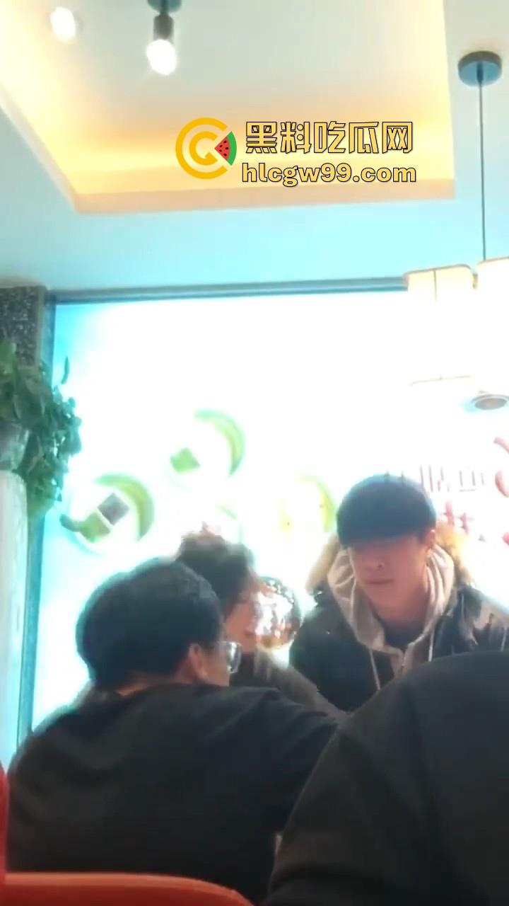 趁好兄弟出差深夜约其女友吃火锅,不料兄弟当场对质,出个差家给偷了!-5