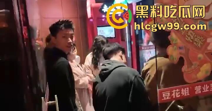 趁好兄弟出差深夜约其女友吃火锅,不料兄弟当场对质,出个差家给偷了!-10