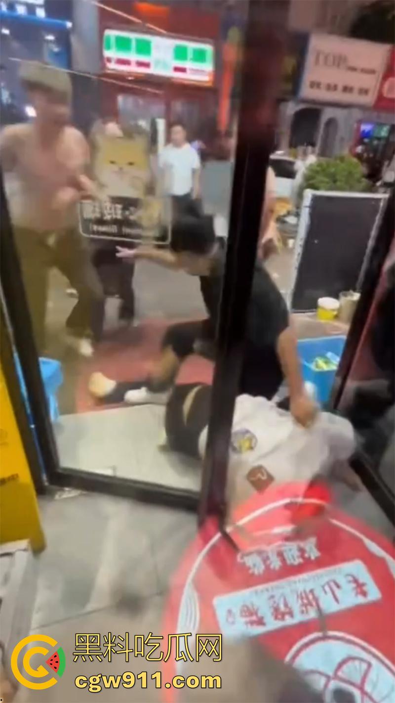 东莞金沙湾外卖员大战,嚣张小哥辱骂店主,儿子气不过叫人群殴,两方多人混战,当代古惑仔啊!-5