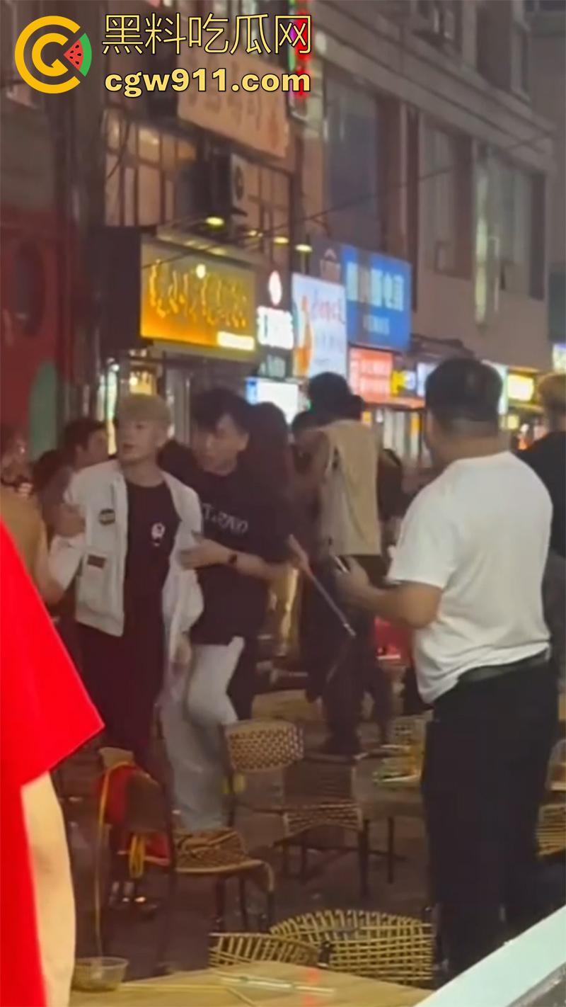 东莞金沙湾外卖员大战,嚣张小哥辱骂店主,儿子气不过叫人群殴,两方多人混战,当代古惑仔啊!-7