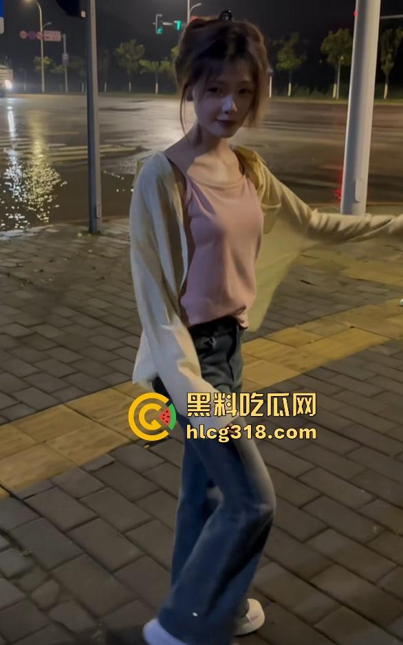 抖音网红『钟无艳』下海实锤?定制片流出一夜爆红,白虎鲍掰开喷水如瀑布私下淫水狂喷!-5