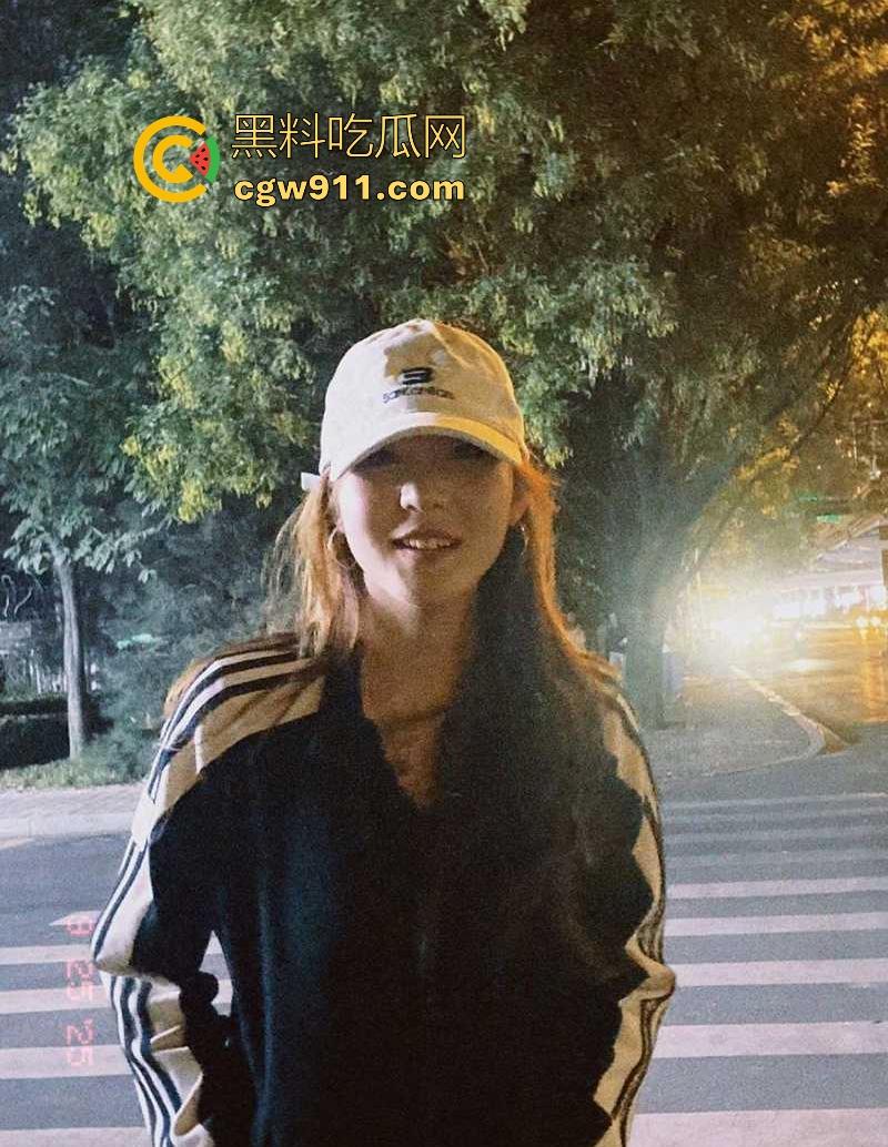 河北科技职院【李依然】颜值超美的女孩，玩的相当淫骚，揉捏大奶秀剃毛小穴，插肛塞自慰，淫水声细碎撩耳！-3