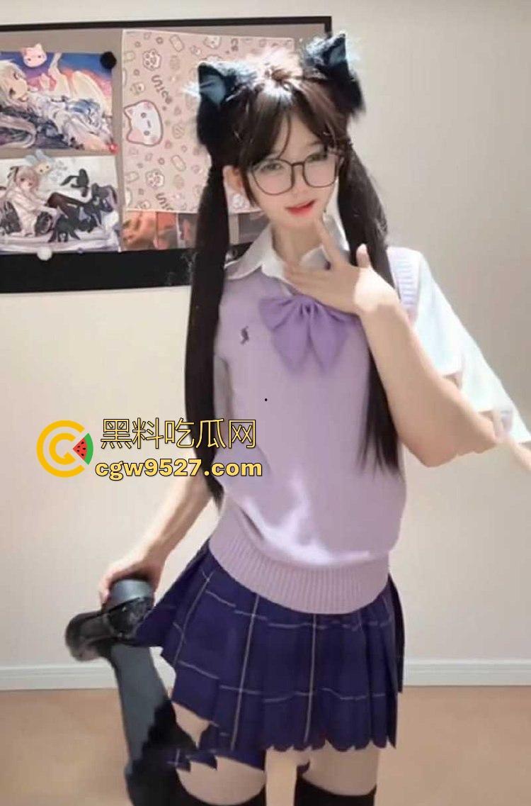 抖音清纯萝莉网红【心碎美羊羊】褪去往日甜美形象，展现反差一面，假屌疯狂抽插粉嫩小穴，定制视频流出！-3