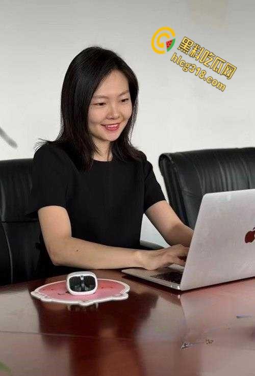 山东航空少妇【王萱】就爱偷情出轨,老公不在家就与男同事偷情,情趣黑丝口珠样样少不了!-1