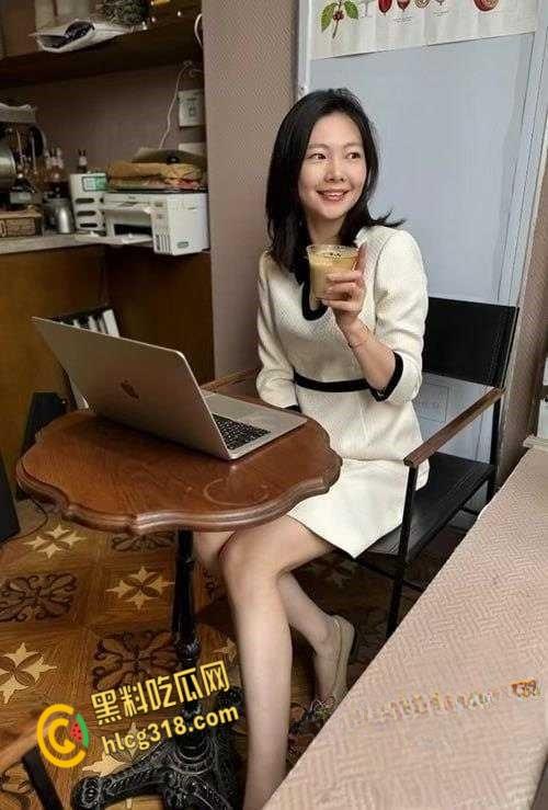 山东航空少妇【王萱】就爱偷情出轨,老公不在家就与男同事偷情,情趣黑丝口珠样样少不了!-4