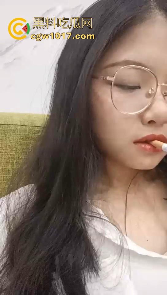 不良小妹调教自己的肥宅男奴，暴力美学性爱，舔鞋舔脚都是基本操作，小胖狗乖乖的听话只为得到女主人的怜悯！-1