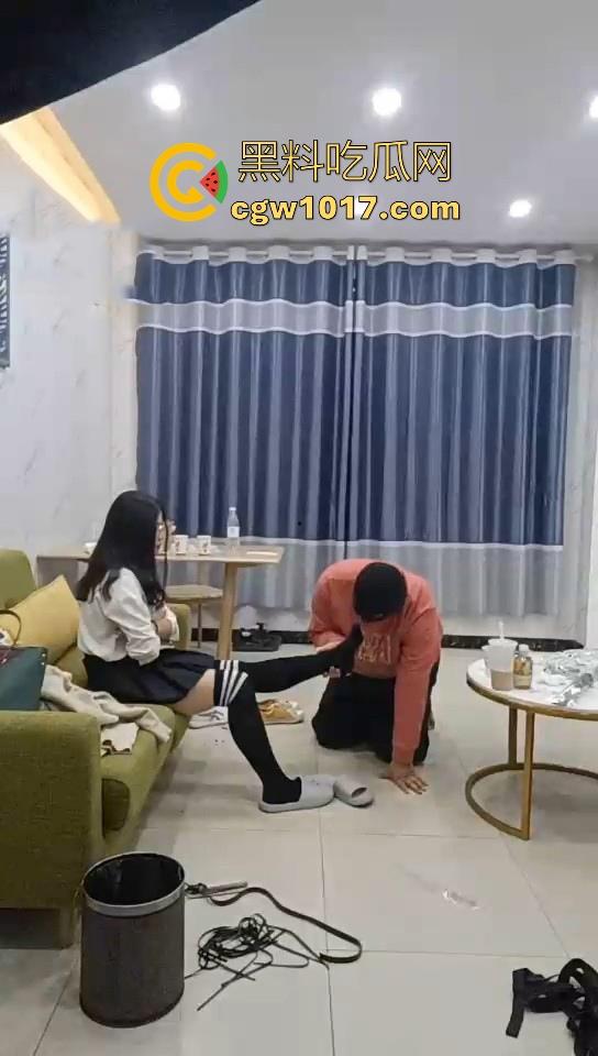 不良小妹调教自己的肥宅男奴，暴力美学性爱，舔鞋舔脚都是基本操作，小胖狗乖乖的听话只为得到女主人的怜悯！-4