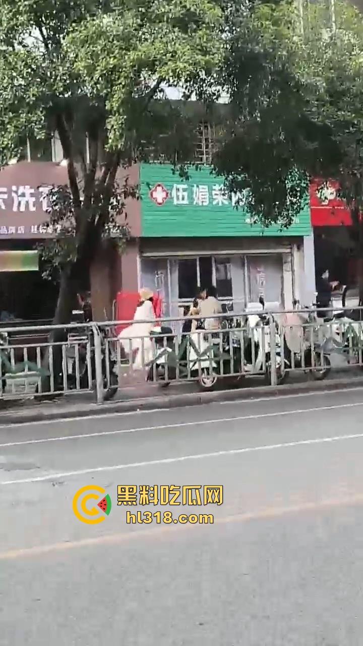 广西桂林七星区彪悍少妇当街捉奸殴打渣男，一路追逐一路殴打，拳脚相加，最后还把渣男打哭了！-1