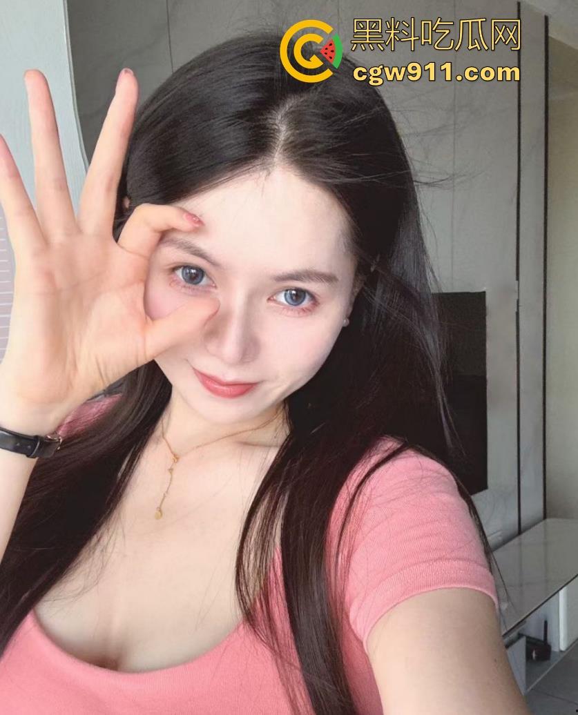 午休散步偶遇钢管舞主播户外直播，利用户外灯柱上演诱人舞蹈，全网重金求这主播信息，这身材直接爱了！-2