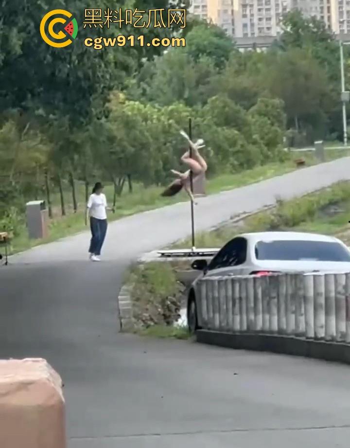 午休散步偶遇钢管舞主播户外直播，利用户外灯柱上演诱人舞蹈，全网重金求这主播信息，这身材直接爱了！-3