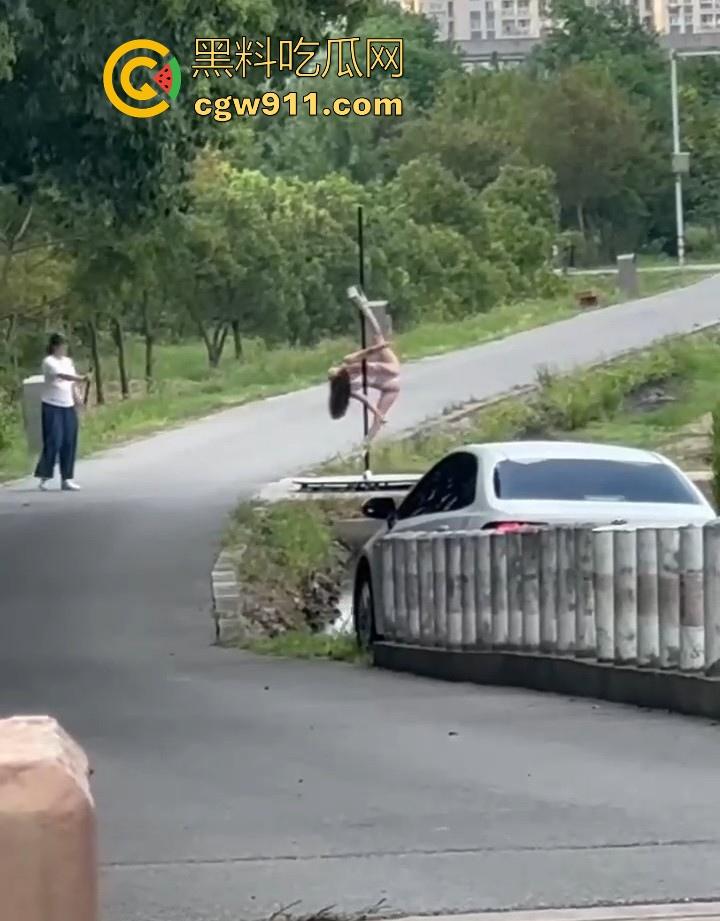 午休散步偶遇钢管舞主播户外直播，利用户外灯柱上演诱人舞蹈，全网重金求这主播信息，这身材直接爱了！-6