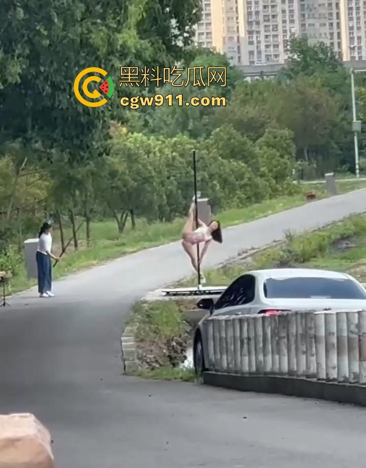 午休散步偶遇钢管舞主播户外直播，利用户外灯柱上演诱人舞蹈，全网重金求这主播信息，这身材直接爱了！-7