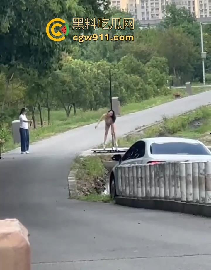午休散步偶遇钢管舞主播户外直播，利用户外灯柱上演诱人舞蹈，全网重金求这主播信息，这身材直接爱了！-8