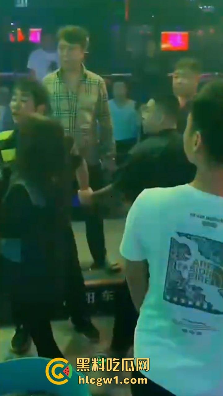 为争夺美女交配权闹事 沈阳酒吧魁梧保安大战细狗 185肌肉大块头比黑社会下手还狠 咣咣就是干!-1