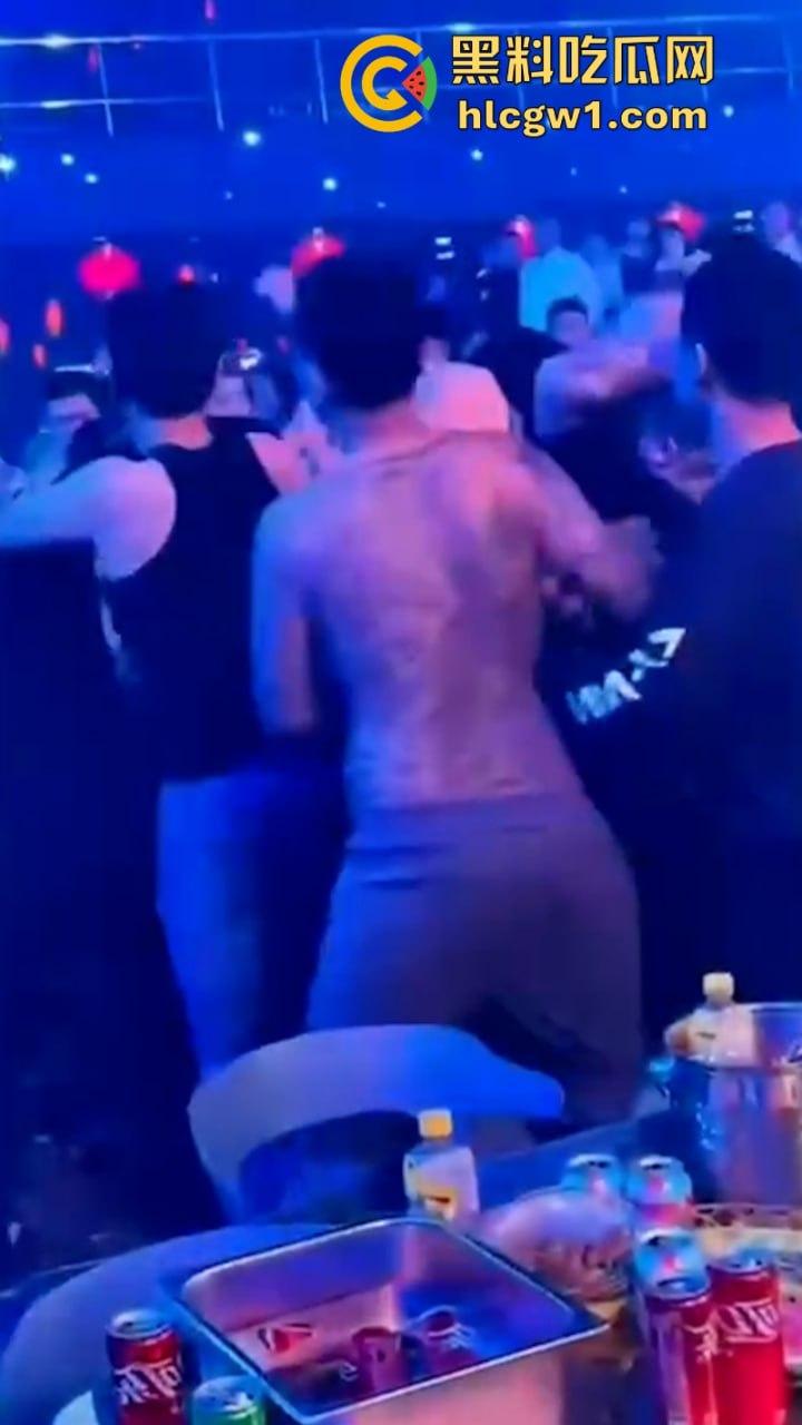 为争夺美女交配权闹事 沈阳酒吧魁梧保安大战细狗 185肌肉大块头比黑社会下手还狠 咣咣就是干!-3