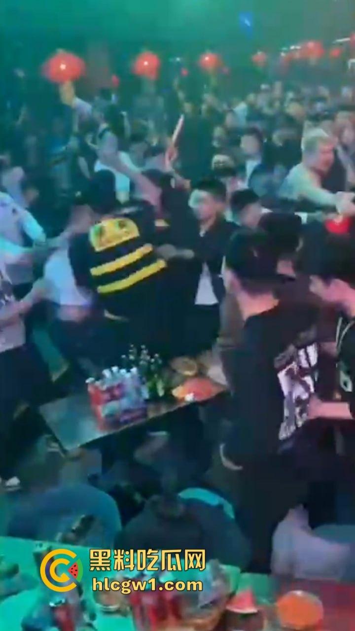 为争夺美女交配权闹事 沈阳酒吧魁梧保安大战细狗 185肌肉大块头比黑社会下手还狠 咣咣就是干!-5