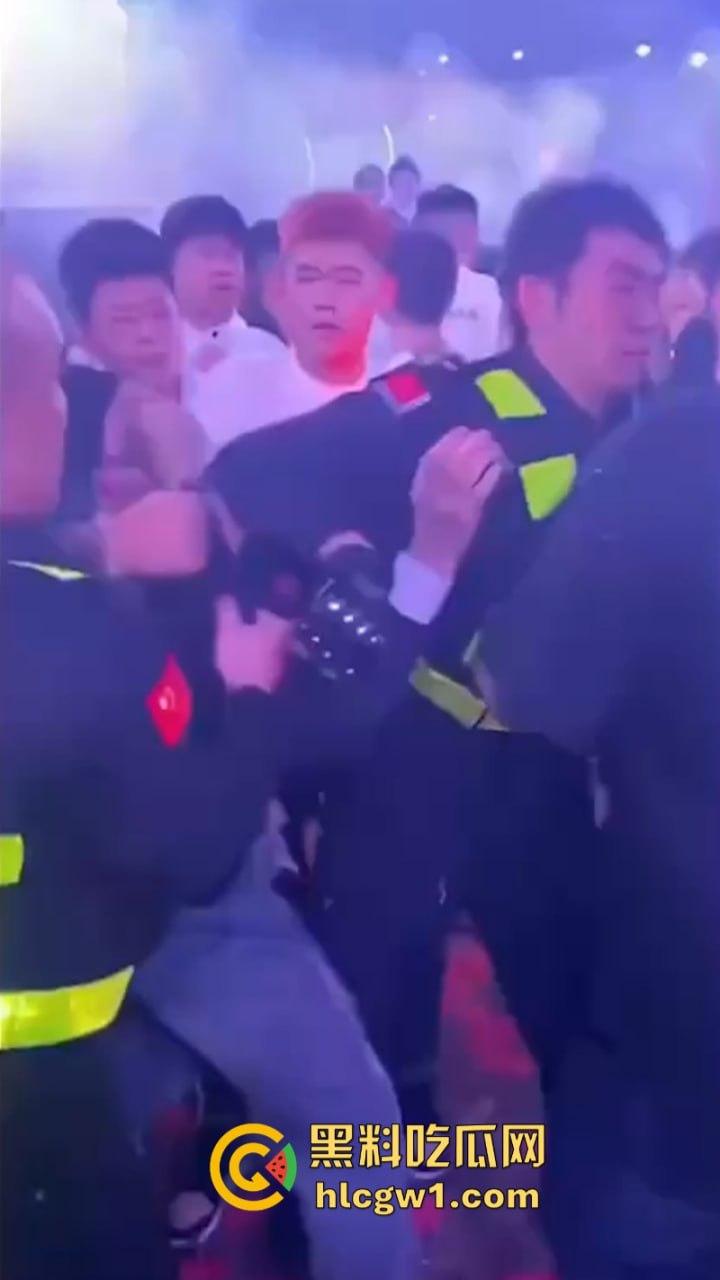 为争夺美女交配权闹事 沈阳酒吧魁梧保安大战细狗 185肌肉大块头比黑社会下手还狠 咣咣就是干!-7