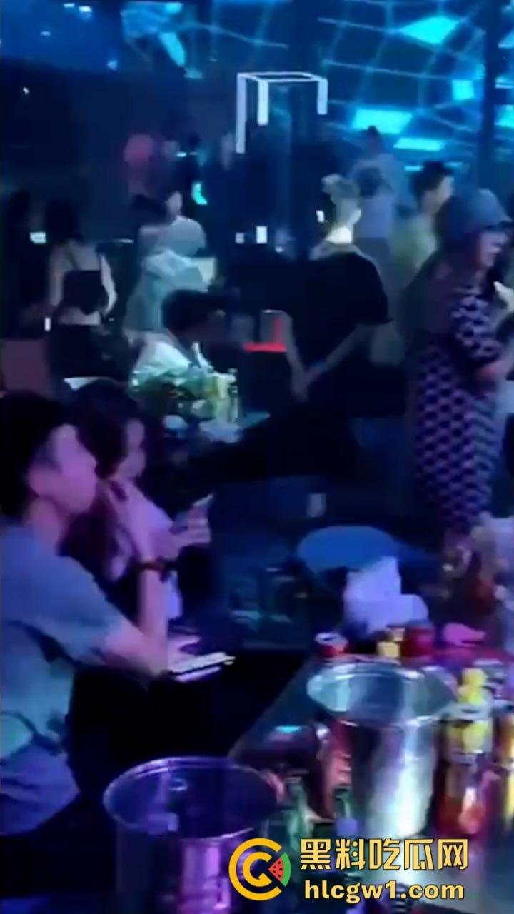 为争夺美女交配权闹事 沈阳酒吧魁梧保安大战细狗 185肌肉大块头比黑社会下手还狠 咣咣就是干!-9