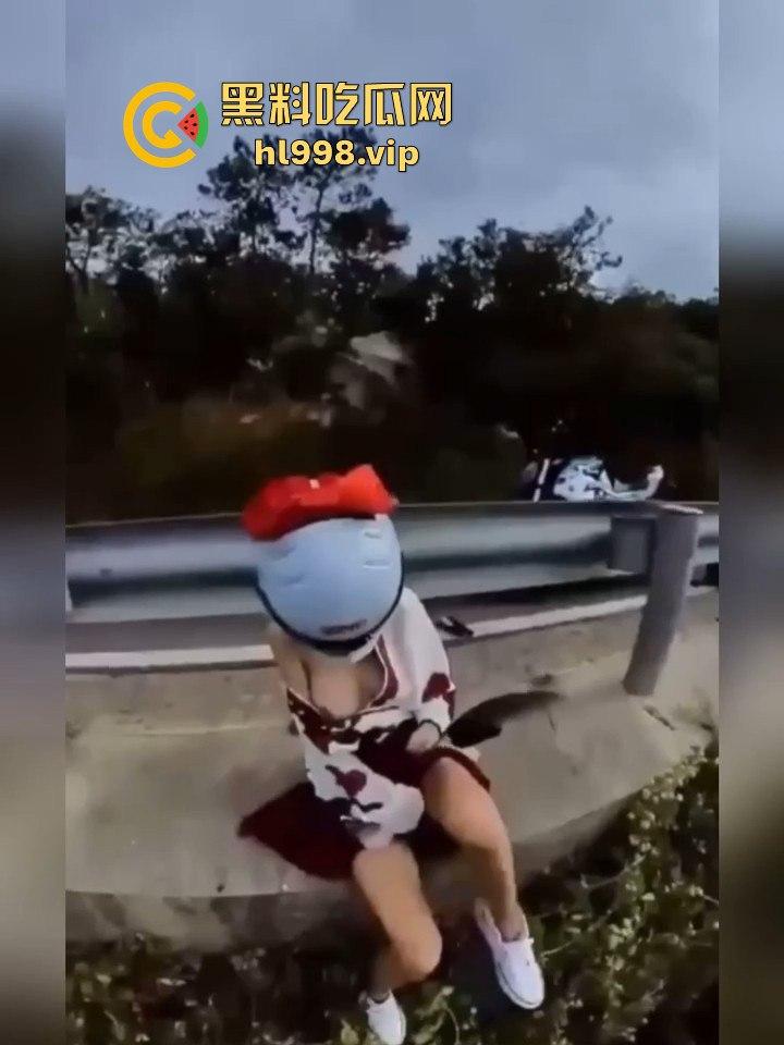 女骑手摔倒险坠山崖，居然还摆拍摸奶子！流量至上，简直让人无语！-8